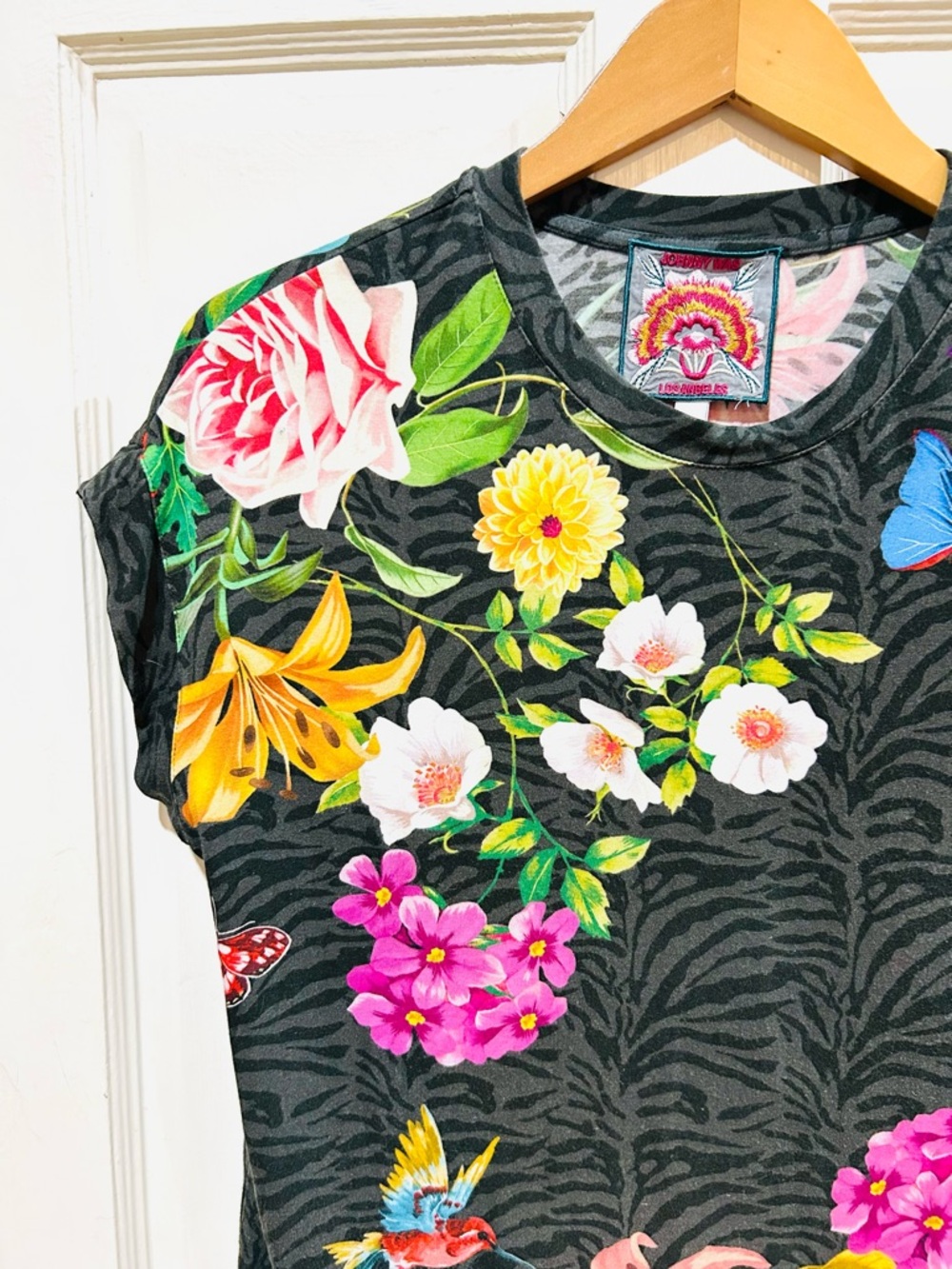 JOHNNY WAS Blooming Breeze Boho Graphic T-Shirt Zebra Floral Butterfly XS - Picture 7 of 10